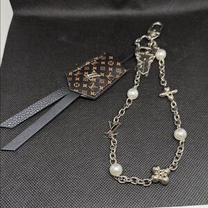✅ PRICE  IS FIRM ✅ Fashion Silver Key chain/ Key Holder with Pearl Charms